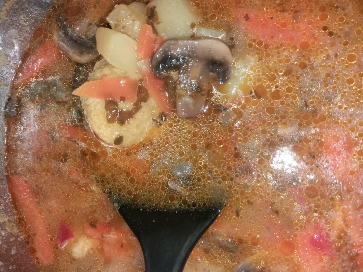 Веганский рецепт Овощной суп с нутовыми фрикадельками
